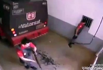 Guarda gay atira sem querer, veja a reação dele