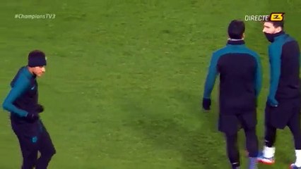 Quand Piqué et Suarez se moquent de la moustache de Neymar !