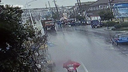 Driver swerves to avoid rogue, rolling tyre on Chinese main road