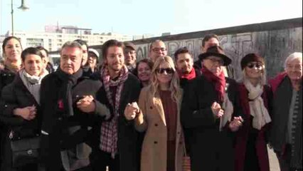 Diego Luna muestra ante el muro de Berlín su rechazo al muro de Trump