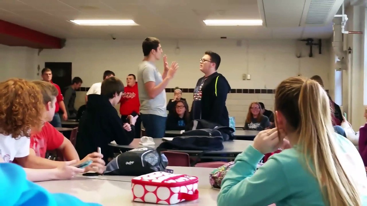 Il encaisse des coups de poing dans la mâchoire sans broncher... Costaud