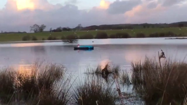 Piégé par ses potes il se retrouve entrain de dormir en plein milieu d'un lac !