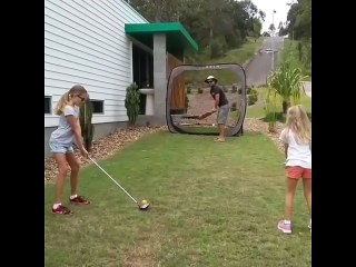 Ce papa se prend une balle de golf et ses filles sont bien contente!