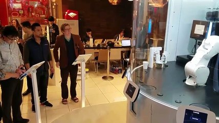 Robo servindo café em um centro comercial de São Francisco