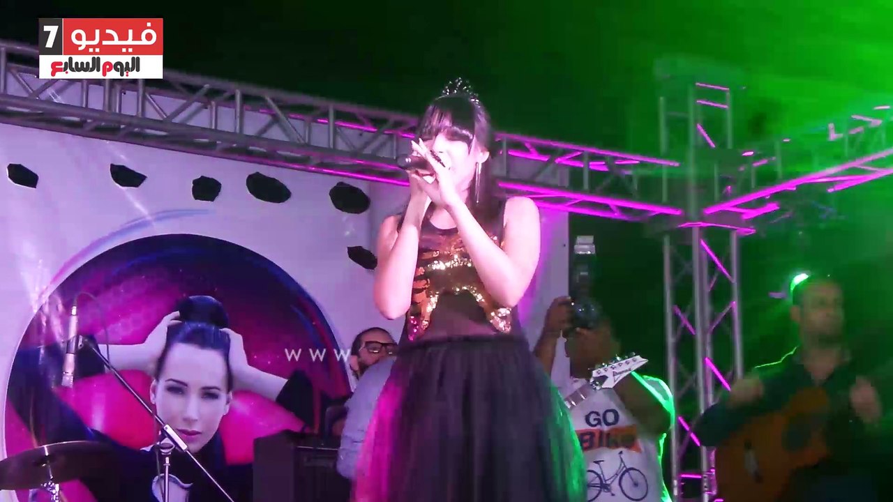 ساندى تغنى "عمال يدق" لايف