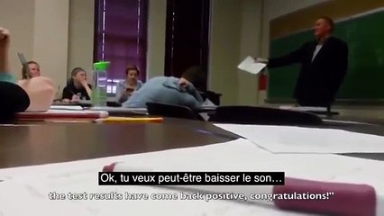 Une étudiante de 15 ans reçoit un appel pendant les cours pour lui annoncer qu'elle est enceinte. Le prof est sous le choc !