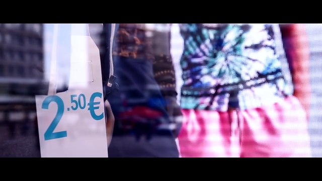 Stanno per acquistare una maglietta a 2 euro, ma aspettate che inseriscano i soldi...