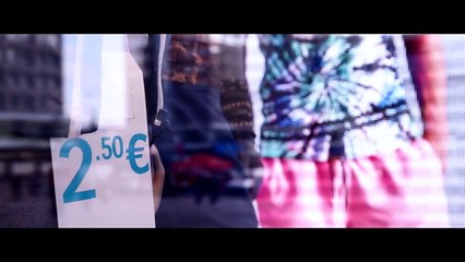 Stanno per acquistare una maglietta a 2 euro, ma aspettate che inseriscano i soldi...