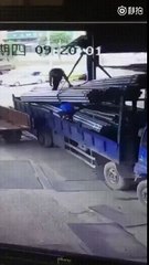Worker Dies by Heavy Load After lifting Sling Snaps