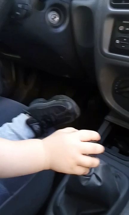 Les petits du quartier tu leur du tu veut conduire wallah il son heureux ;)
