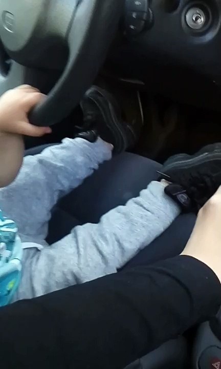 Les petits du quartier tu leur du tu veut conduire wallah il son heureux ;)