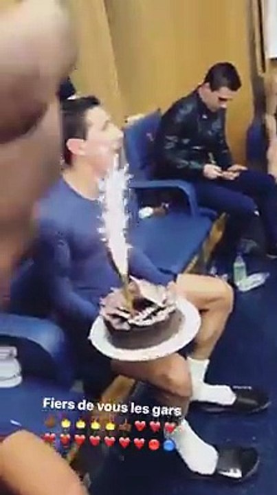 Après le match, les parisiens célèbrent l'anniversaire de Cavani et Di Maria dans les vestiaires