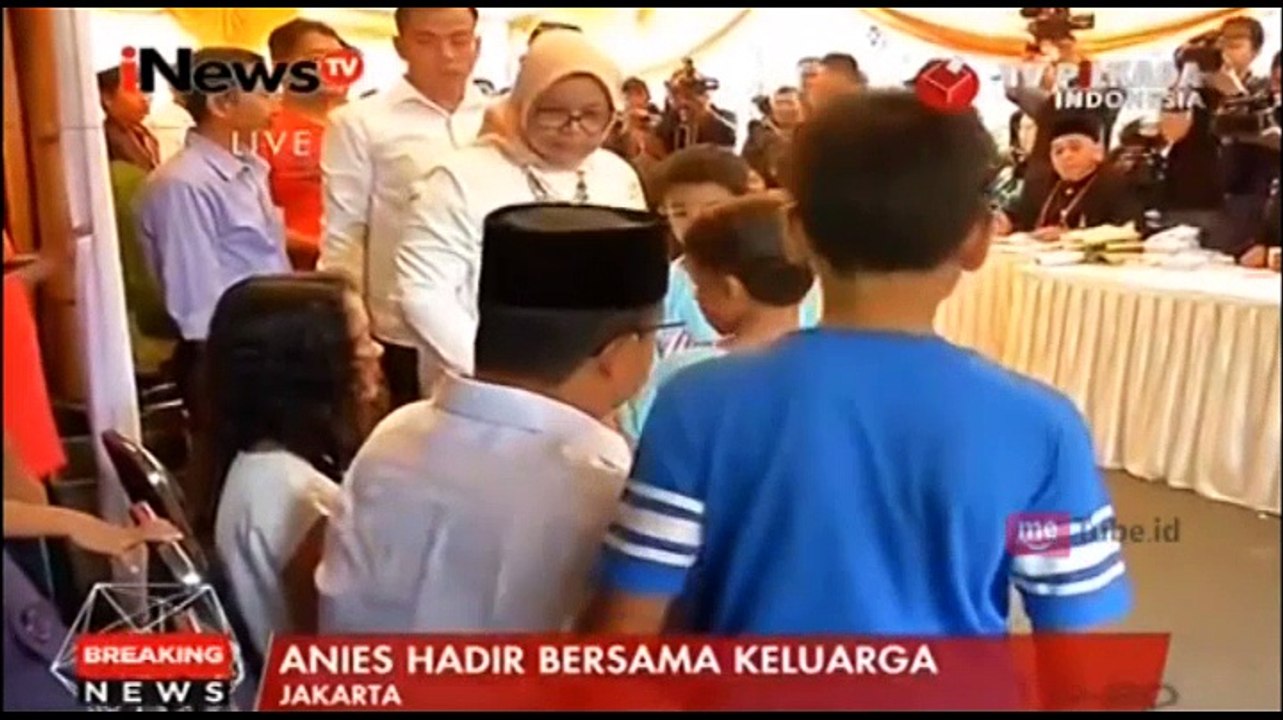 Anies dan Sandiaga Ditemani Keluarga Lakukan Pencoblosan