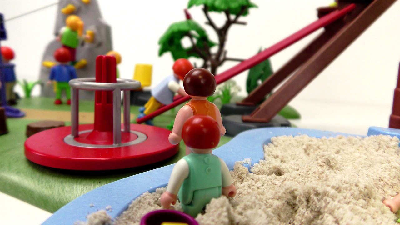 Film Playmobil en français _ Emma se bat - Bataille de bac à sable _ Famille Brie-hpwGAXs3SE0