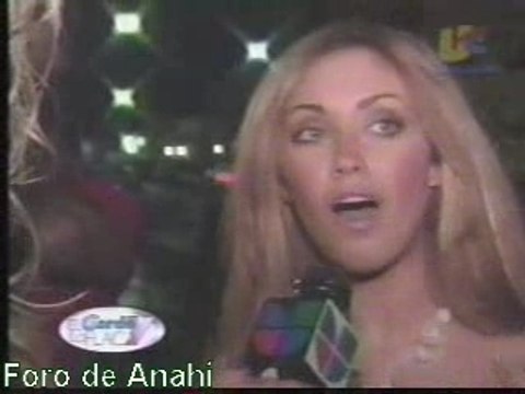 Anahi y poncho - premios lo nuestro 2004 [gyf]