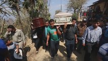 Aldea guatemalteca da el último adiós a dos niños decapitados