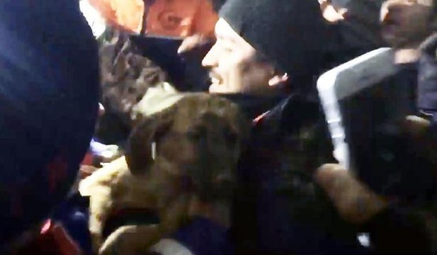 Kuyuya düşen köpeğin kurtarılma anı... Sevinç çığlıkları gözyaşlarına karıştı