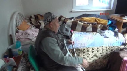 Manisa Yatalak Eşine 49 Yıldır Bebek Gibi Bakıyor
