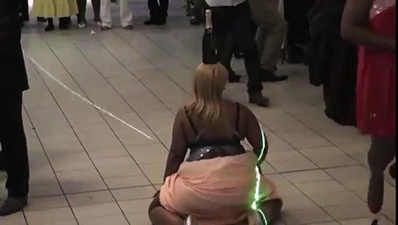 amazing mom dancing to the ground with bottle on the head