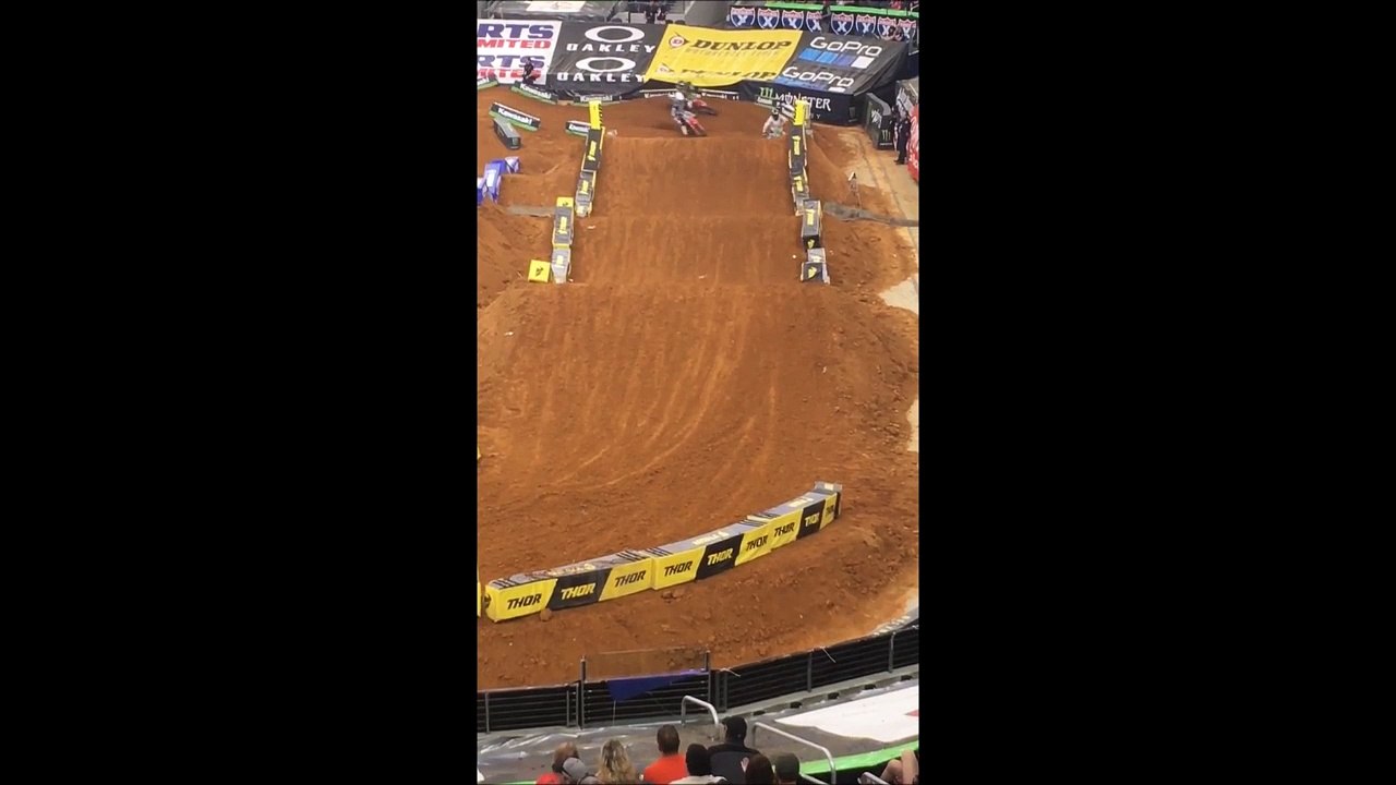 Ce motard se prend un autre biker sur la tête.. Accident terrible en motocross