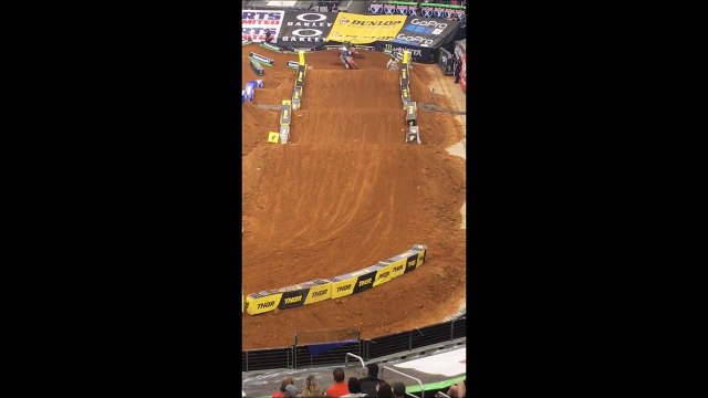 Ce motard se prend un autre biker sur la tête.. Accident terrible en motocross