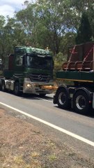 Un convoi plus qu'exceptionnel! 6 camions pour transporter un chargement immense...