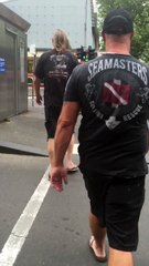 La bonne blague à un automobiliste... Attention au trou