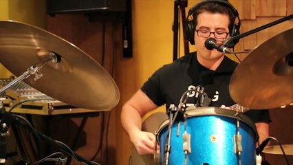 Il chante, joue de la guitare et de la batterie en même temps... Incroyable