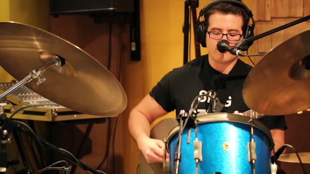 Il chante, joue de la guitare et de la batterie en même temps... Incroyable