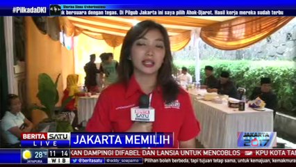 Petugas TPS 28 Cilandak Barat Berseragam Adat Betawi