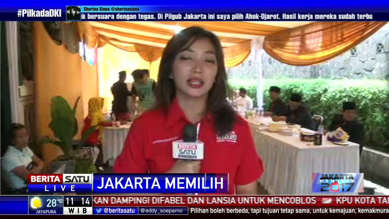 Petugas TPS 28 Cilandak Barat Berseragam Adat Betawi
