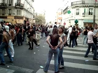 Démo de la danse techtonik lors de la Techno parade 2007