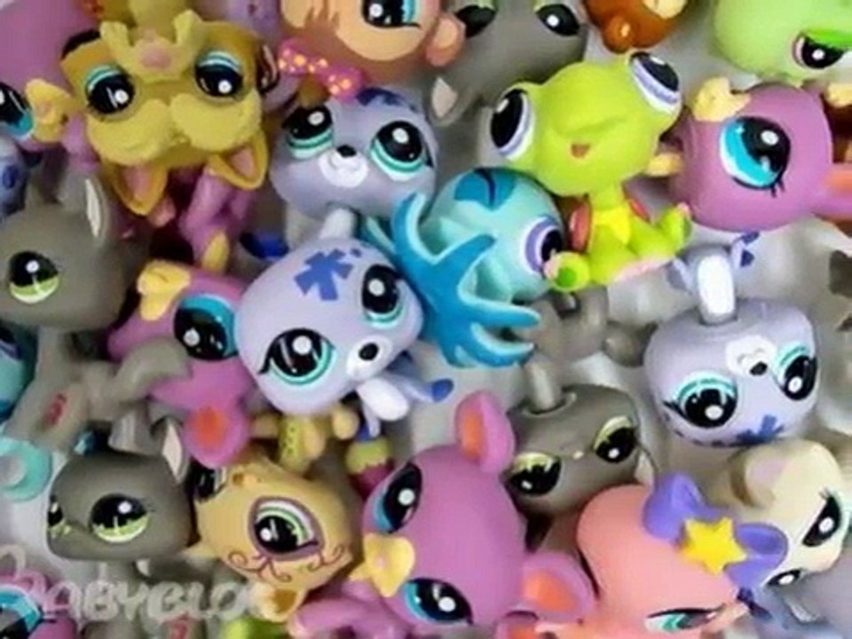 СОФИЯ РАСПАКОВЫВАЕТ НОВЫЕ ПАКЕТИКИ ЛИТЛ ПЕТ ШОП Littlest Pet Shop БОЛЬШАЯ КОЛЛЕКЦИЯ ПЕТШОП