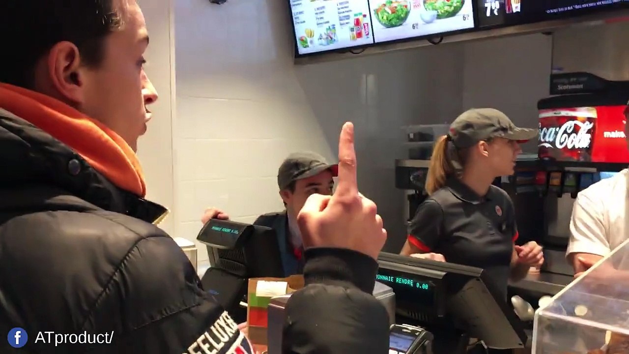Il se rase la tête dans un Burger King pour avoir droit à un burger gratuit