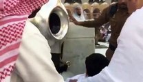 طفل معاق بنصف جسد يزور الكعبة ويطوف علي يديه!!!