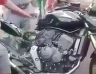 Un passager inabituel dans sa moto !