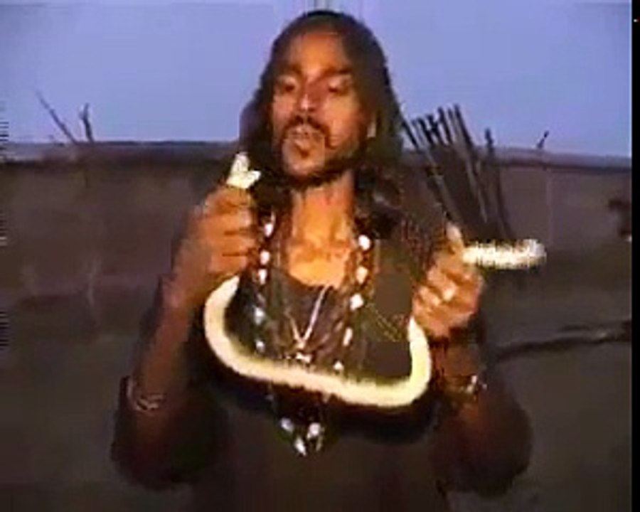 Canlı canlı yılan yiyen cani adam!