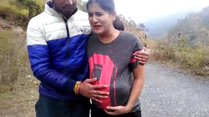 Ek larki ne diya   bich rod me  bacha ko   janam  sab dekhte hi rahe gaye