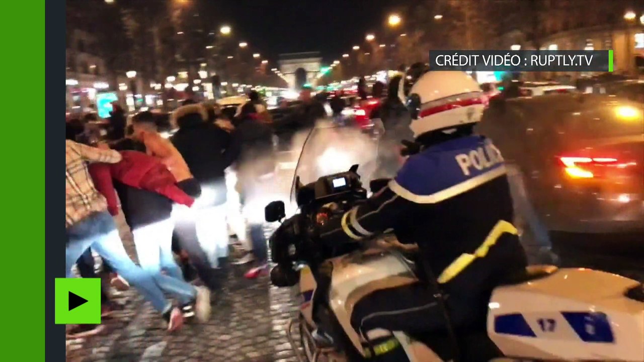 Une douche de gaz lacrymogène disperse les supporters de PSG sur les Champs-Elysées
