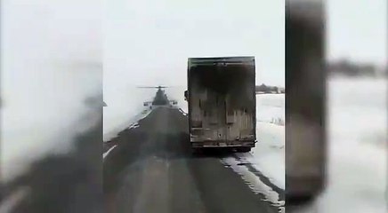 Kazakistan'da yola inip kamyon şoförüne yol soran helikopter pilotu