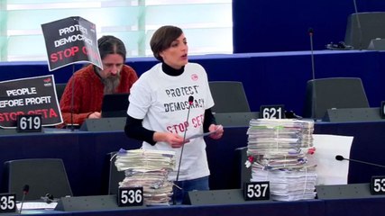 Télécharger la video: Les manifestations, t-shirts et panneaux des eurodéputés contre le CETA n'auront pas suffi