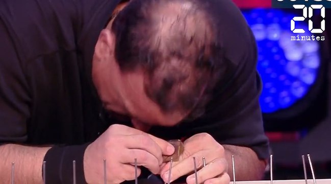 Il plante des clous avec sa tête ! - Le rewind du mercredi 15 février 2017