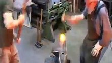 Un artisan nous fait une magnifique réalisation d’une rose en fer.
