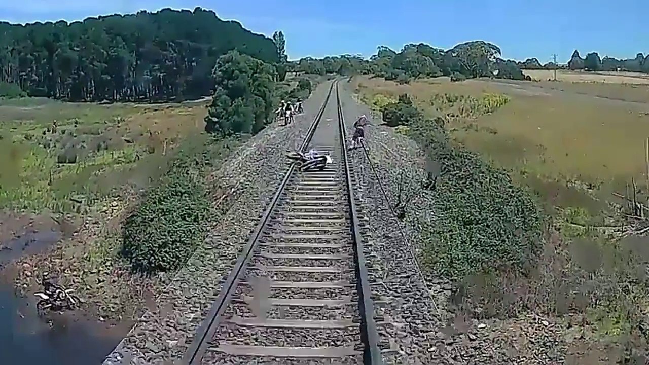 Il saute pour sa vie quand sa moto se fait percuter par un train