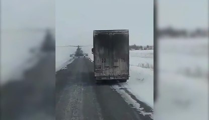 Une hélico de l'armée se pose sur une route pour demander son chemin