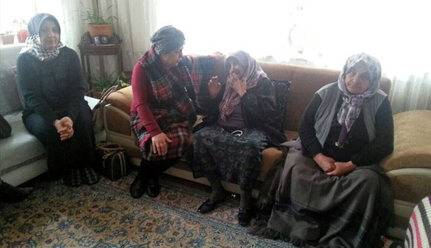 VALİ KAMÇI´NIN EŞİNDEN ŞEHİT ÜSTEĞMEN TARIK KOÇOĞLU´NUN AİLESİNE ZİYARET .