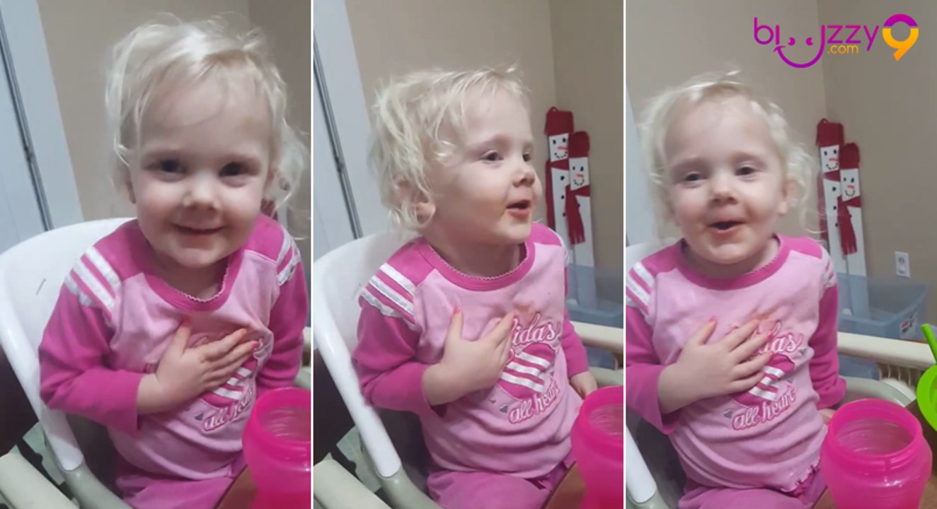 Cette petite fille de deux ans fait le serrement d'allégence