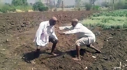 اتھے رکھ وی ملنگی ۔۔پیچھے پیچھے ہو جاوٴ وی two old man fighting