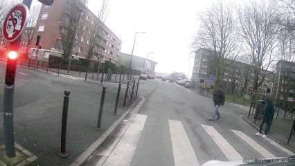 Download Video: L'agent de la mairie de Lille protégée par la Police municipale contre un cycliste