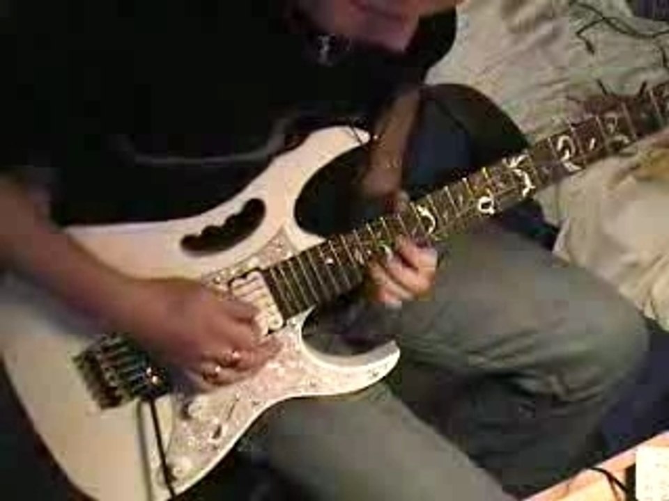 Vince a la guitare